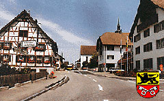 Zugerstrasse Richtung Bremgarten mit Dorfzentrum rechts und Kirche im Hintergrund